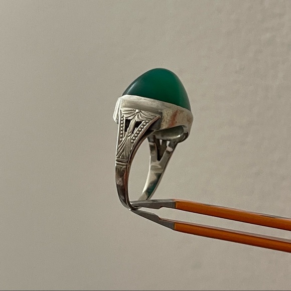 SOLD Antique Tiffany & Co 14k White Gold Sugarloaf Cabochon Chrysoprase Ring - Picture 4 of 12